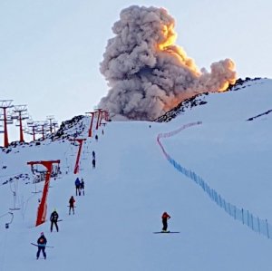 Eruption at Nev de Chillan Nicanor Crater.jpg